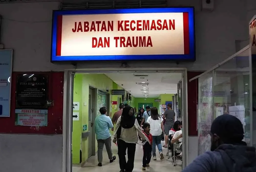 Tian Soon mengadakan lawatan mengejut ke Jabatan Kecemasan Hospital Sultan Ismailpadamalam Selasa. - Foto Facebook Ling Tian Soon