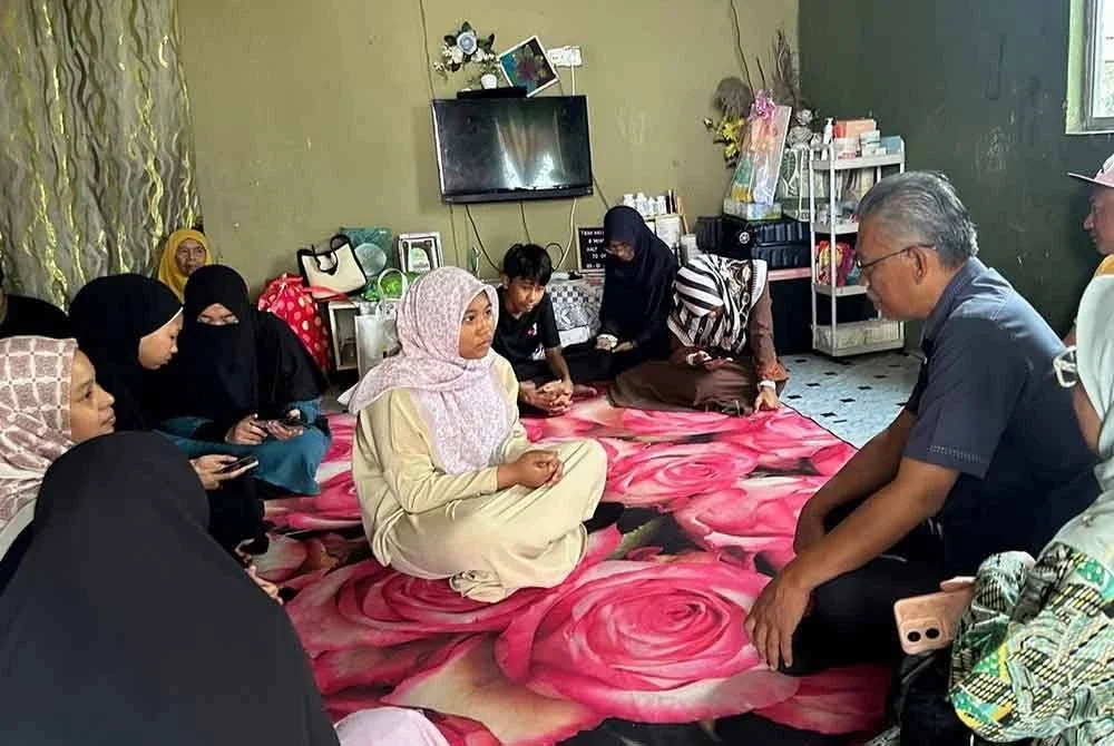 Ismail ketika menziarahi keluarga mangsa tragedi Sungai Korok pada Selasa.