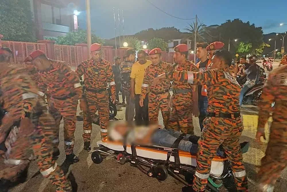 Kemalangan melibatkan sebuah motosikal dan sebuah kereta berhampiran BBP Bayan Baru pada malam Selasa.