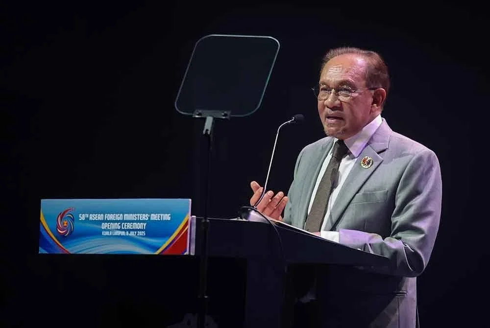Anwar ketika menyampaikan ucaptama pada majlis perasmian Mesyuarat Menteri-Menteri Luar ASEAN (AMM) ke-58 dan mesyuarat berkaitan di Pusat Konvensyen Kuala Lumpur hari ini. - Foto: Bernama