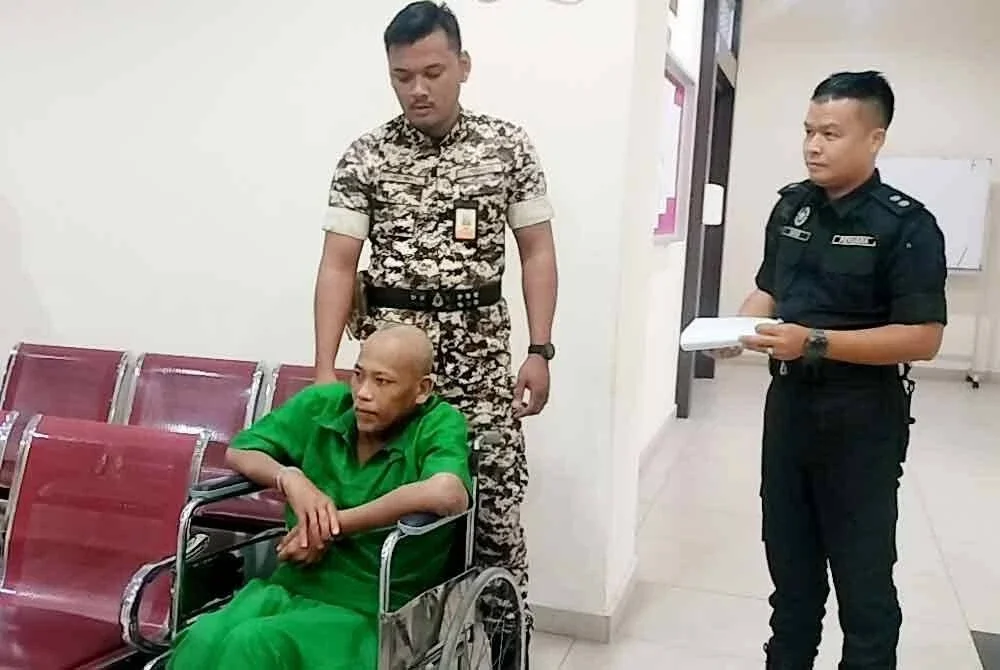 Azman dihadapkan ke Mahkamah Tinggi pada Rabu atas pertuduhan membunuh ibu bapa dan anak saudaranya di Kampung Paya Redan, Pagoh pada Ogos tahun lalu.