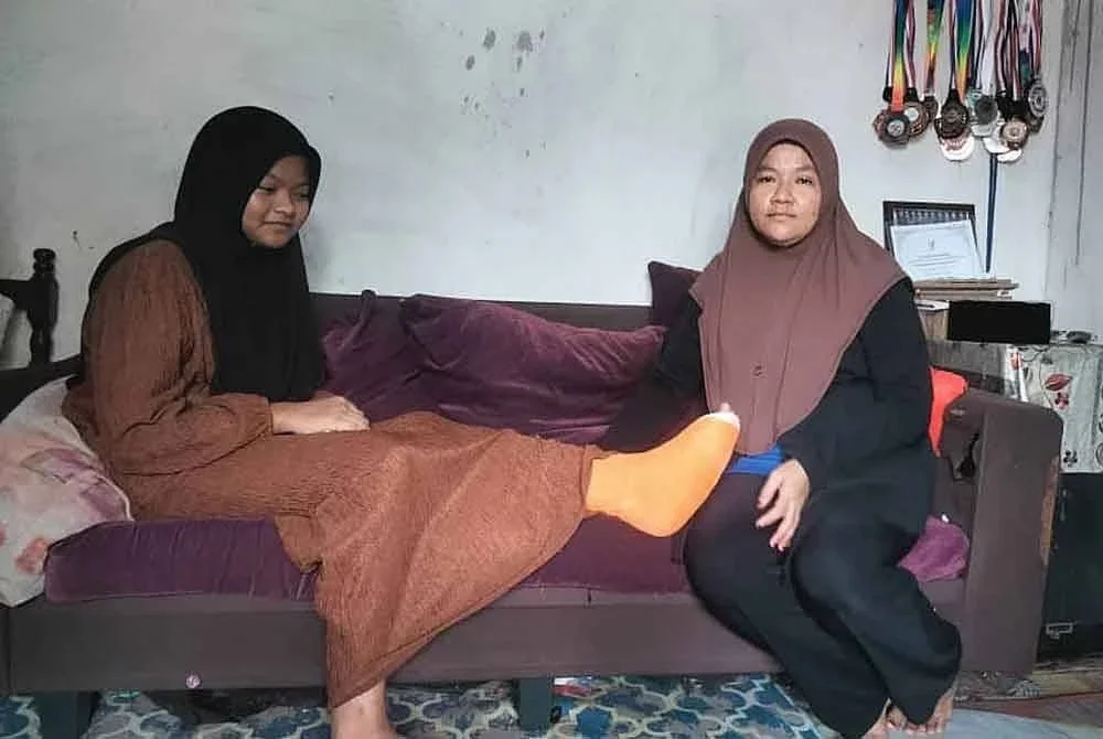 Zailawati (kanan) bersama anaknya, Nur Alia Batrisya yang terlibat insiden ketika latihan di sekolah.