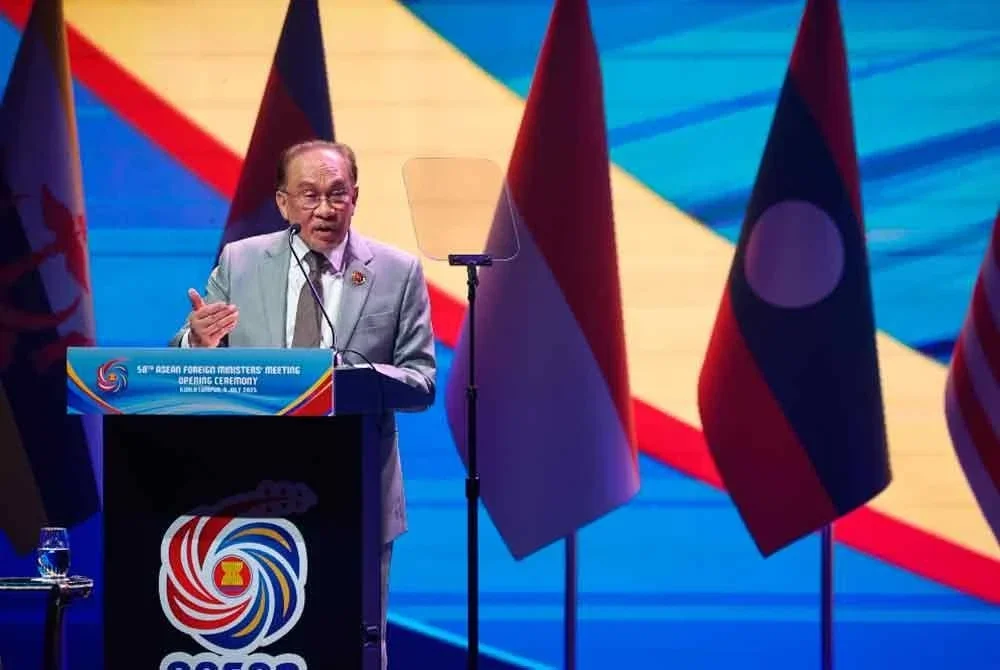 Anwar berkata, ASEAN tidak lahir daripada keadaan yang mudah tetapi ia dibina dalam kerumitan oleh negara yang memahami tentang bahaya perpecahan dan janji yang ditawarkan melalui sesi dialog.