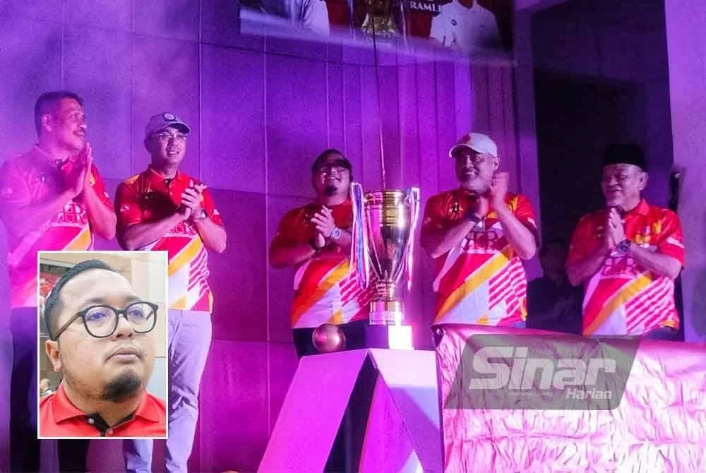 Ridzuan (dua dari kiri) menyempurnakan simbolik perasmian Liga Sosial Temerloh 2024. Foto Sinar Harian, gambar kecil: Adam Ahmad