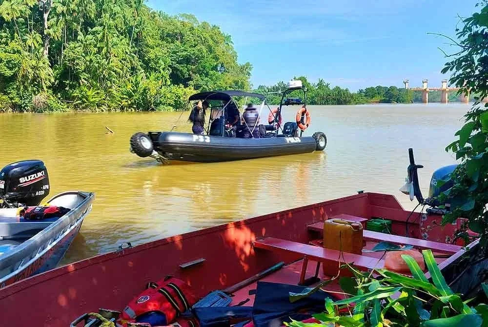 Pasukan polis marin turut membantu dalam operasi pencarian remaja dikhuatiri lemas di Sungai Kuantan yang memasuki hari kedua pada Rabu.