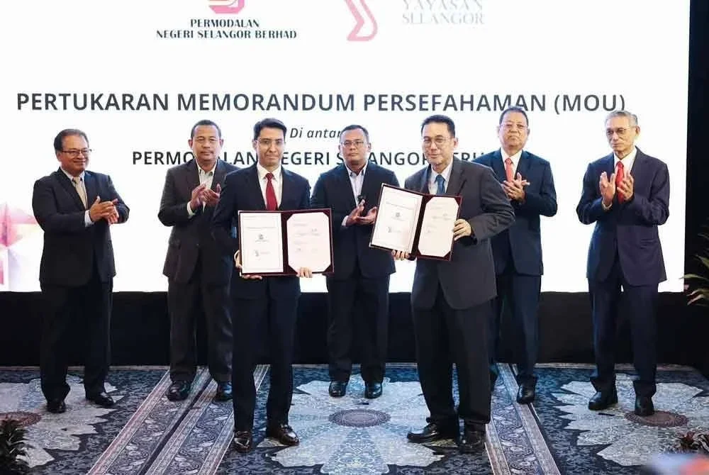 Amirudin (tengah) pada majlis MoU antara PNSB, SD Guthrie Berhad, IJM Corporation Berhad dan Yayasan Selangor selepas sidang DUN - Foto Facebook MB