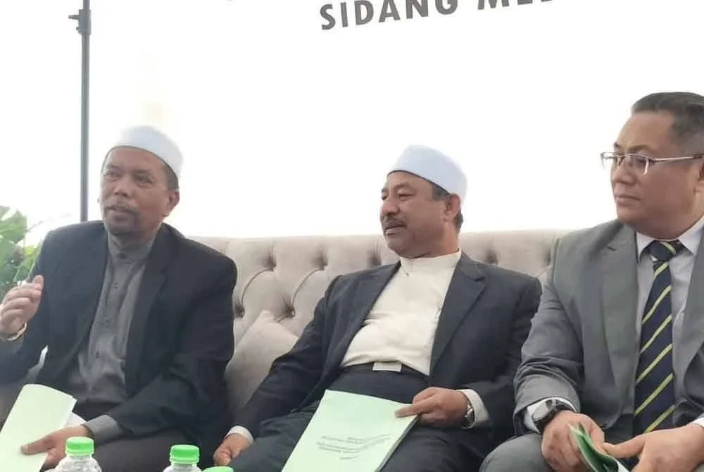 Wan Roslan (kiri) pada sidang akhbar selepas Majlis Penyampaian Anugerah Kecemerlangan Peperiksaan 2024 pada Rabu.