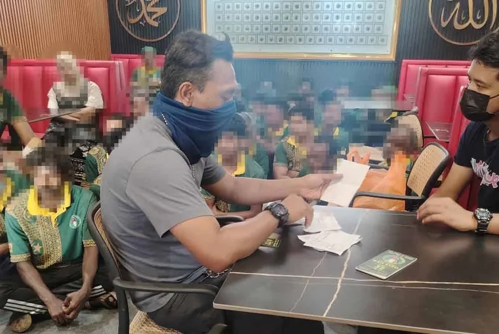 JIM Selangor melaksanakan proses dokumentasi pekerja asing di sebuah restoran di Seksyen 7, Shah Alam pada Selasa.