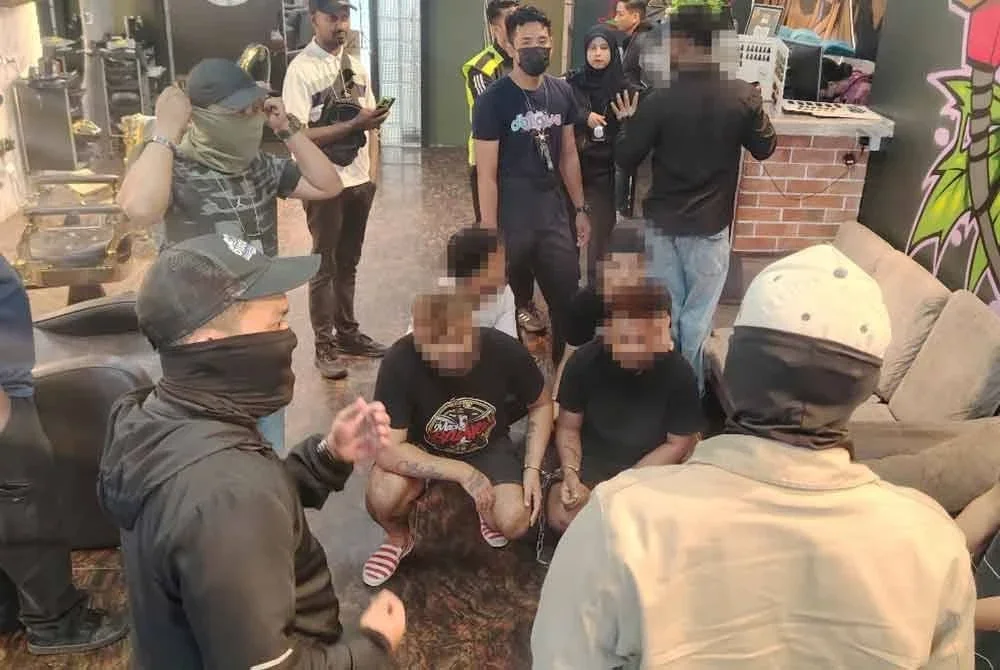 JIM Selangor menyerbu sebuah kedai gunting rambut di Bandar Bukit Raja, Klang pada Selasa.