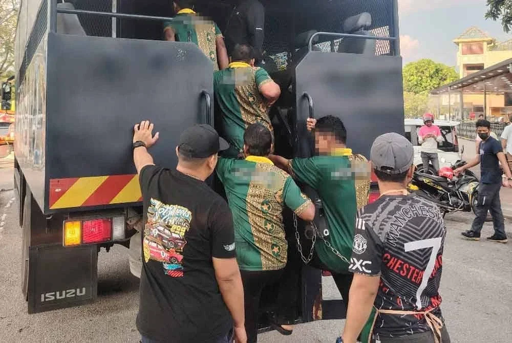 Antara pekerja sebuah restoran di Shah Alam yang ditahan JIM Selangor pada Selasa.