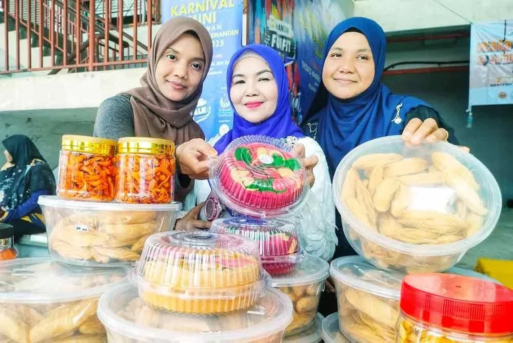Mastura (tengah) bersama Siti Maisarah (kanan) dan Nusafia dengan produk masing-masing.
