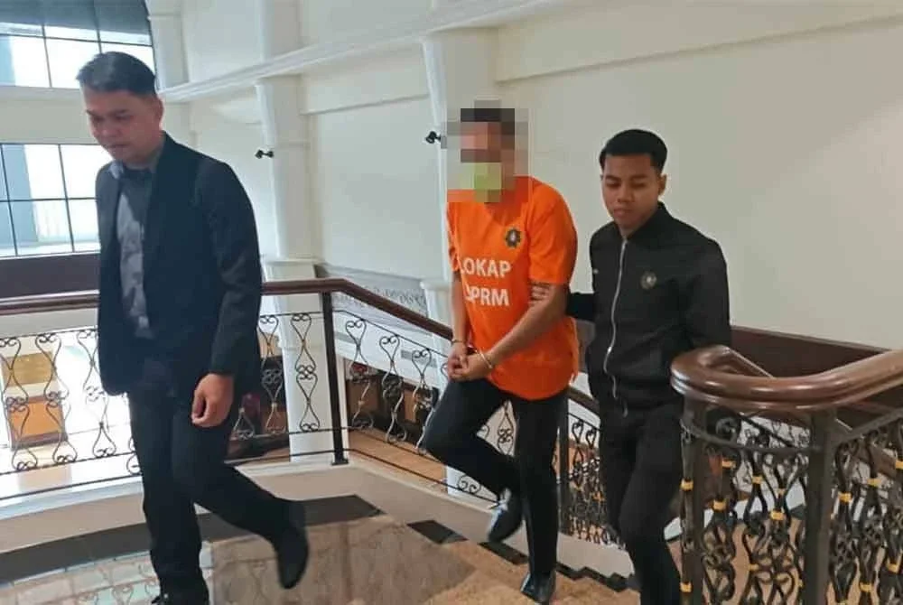 Suspek ketika dibawa ke Mahkamah Majistret Kota Kinabalu pada Rabu.