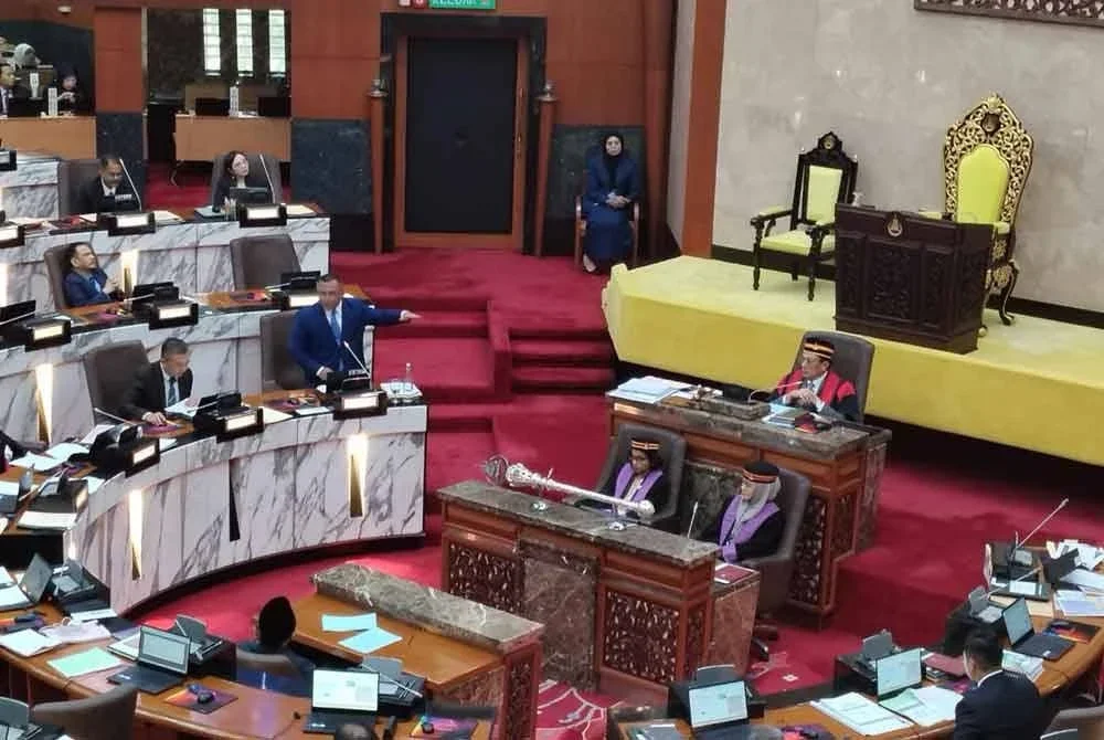 Amirudin (kiri) ketika menjawab pertanyaan Mohamad Azmin ketika persidangan DUN Selangor Ke-15 di Wisma Dewan Negeri pada Rabu,