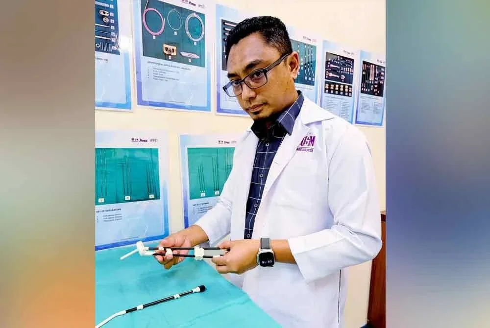 Jasmin menunjukkan aplikator brakiterapi yang digunakan bagi merawat kanser pangkal rahim.