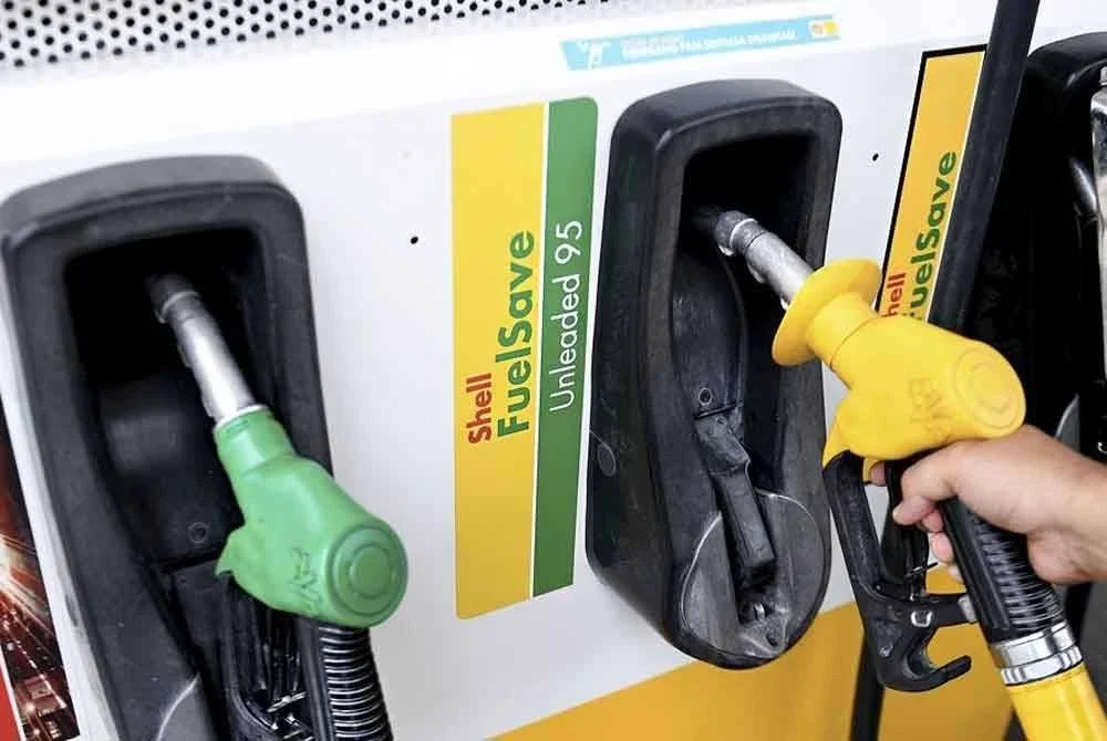 Harga diesel di Semenanjung naik tiga sen kepada RM2.88 seliter, manakala RON95 dan RON97 kekal. Foto fail Bernama