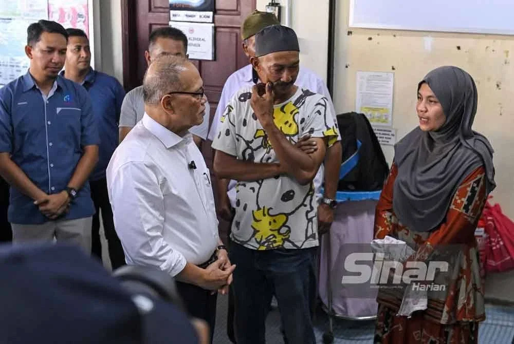 Wan Rosdy berkesempatan menziarahi keluarga mangsa di Unit Forensik HTAA di sini pada Rabu.