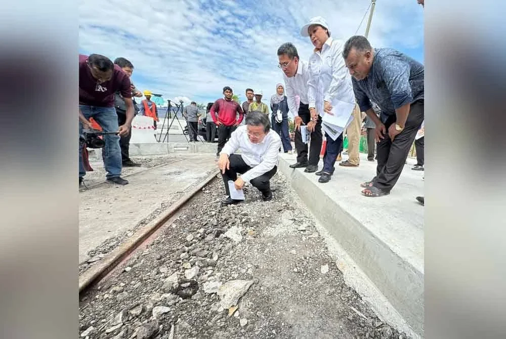 Kon Yeow meninjau rel kereta api di Fort Cornwallis pada Rabu.