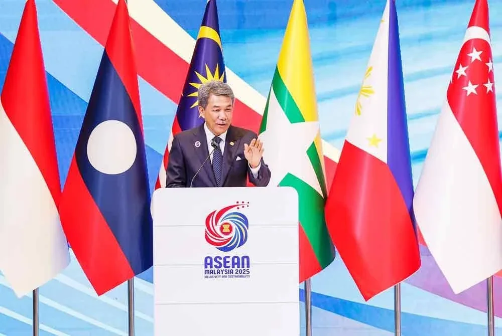 Mohamad menyampaikan ucapannya pada Majlis Menandatangani Instrumen Penyertaan kepada Perjanjian Persahabatan dan Kerjasama di Asia Tenggara (TAC), yang diadakan sempena Mesyuarat Menteri Luar ASEAN (AMM) ke-58 dan Mesyuarat Berkaitan di Pusat Konvensyen Kuala Lumpur. Foto Bernama