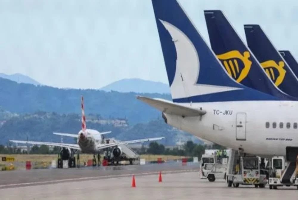 Insiden itu telah menjejaskan operasi lapangan terbang tersebut. Foto Agensi