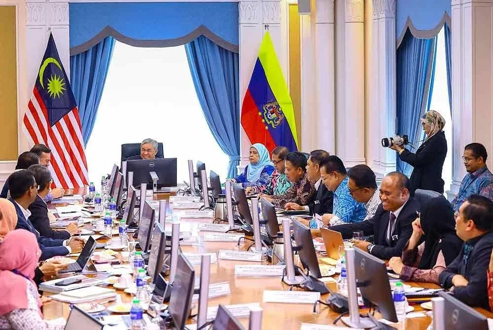 Ahmad Zahid mengadakan pertemuan bersama delegasi Kementerian Ekonomi yang diketuai oleh Amir Hamzah.