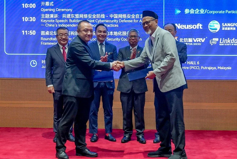Abdul Wahab (kanan) bersama Ketua Pegawai Eksekutif Nexcore Technology, Tang Yang ketika Persidangan dan Pameran Pertahanan Keselamatan Siber dan Keselamatan, CYDES 2025 di Pusat Konvensyen Antarabangsa Putrajaya (PICC), baru-baru ini.