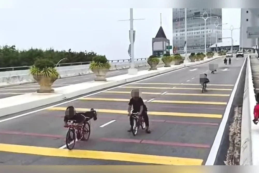 Tangkap layar video tular memaparkan sekumpulan remaja dipercayai bawah umur menunggang basikal lajak secara berbahaya di Jambatan Angkat Kuala Terengganu.