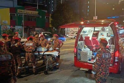 Mangsa yang cedera dibawa ke Hospital Pulau Pinang untuk rawatan lanjut.