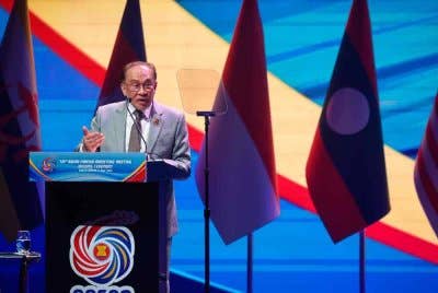 Anwar berkata, ASEAN tidak lahir daripada keadaan yang mudah tetapi ia dibina dalam kerumitan oleh negara yang memahami tentang bahaya perpecahan dan janji yang ditawarkan melalui sesi dialog.