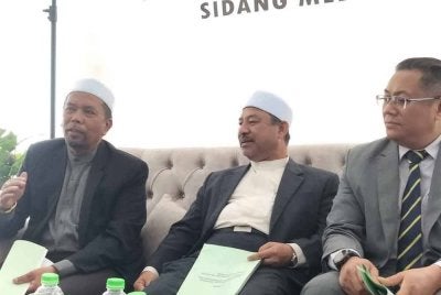 Wan Roslan (kiri) pada sidang akhbar selepas Majlis Penyampaian Anugerah Kecemerlangan Peperiksaan 2024 pada Rabu.