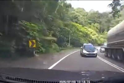 Tular video berdurasi 12 saat memaparkan sebuah kenderaan JPJ cuba memotong sebuah lori di garisan berkembar sehingga membahayakan pengguna jalan raya lain.