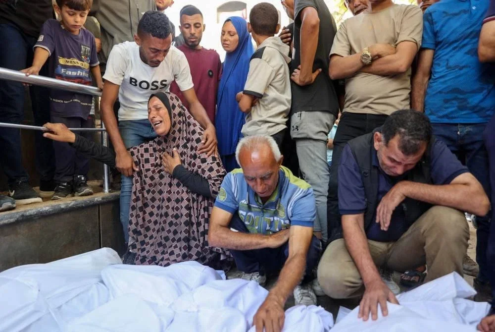 Beberapa penduduk Palestin tidak dapat menahan kesedihan kerana kehilangan insan tersayang dalam serangan dilancarkan Zionis di tengah Gaza. Foto AFP