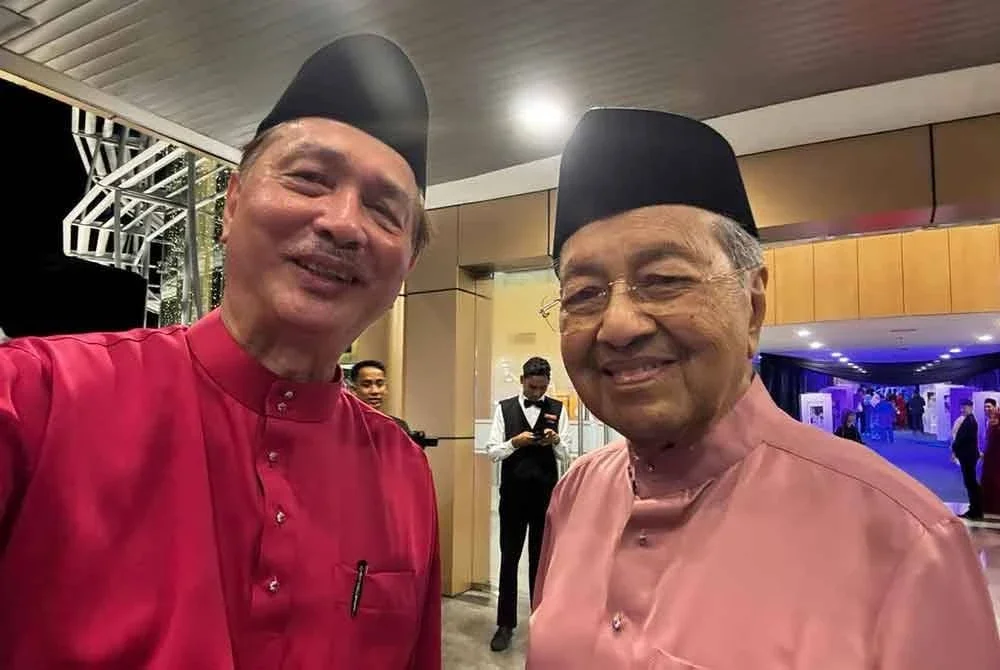 Dr Noor Hisham dan Dr Mahathir.
