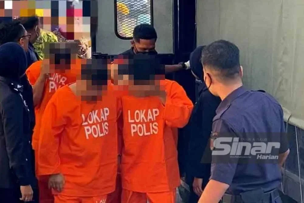 Pengusaha salon dan kedai makan bersama suami serta tiga lagi ahli keluarga yang dipercayai terlibat dalam sindiket pengedaran dadah jenis pil kuda seberat 35.4 kilogram (kg) dengan nilai RM5.04 juta yang disorok dalam najis lembu tiba di Mahkamah Majistret Pasir Mas pada Khamis untuk pendakwaan. Foto: SINAR HARIAN/HAZELEN LIANA KAMARUDIN