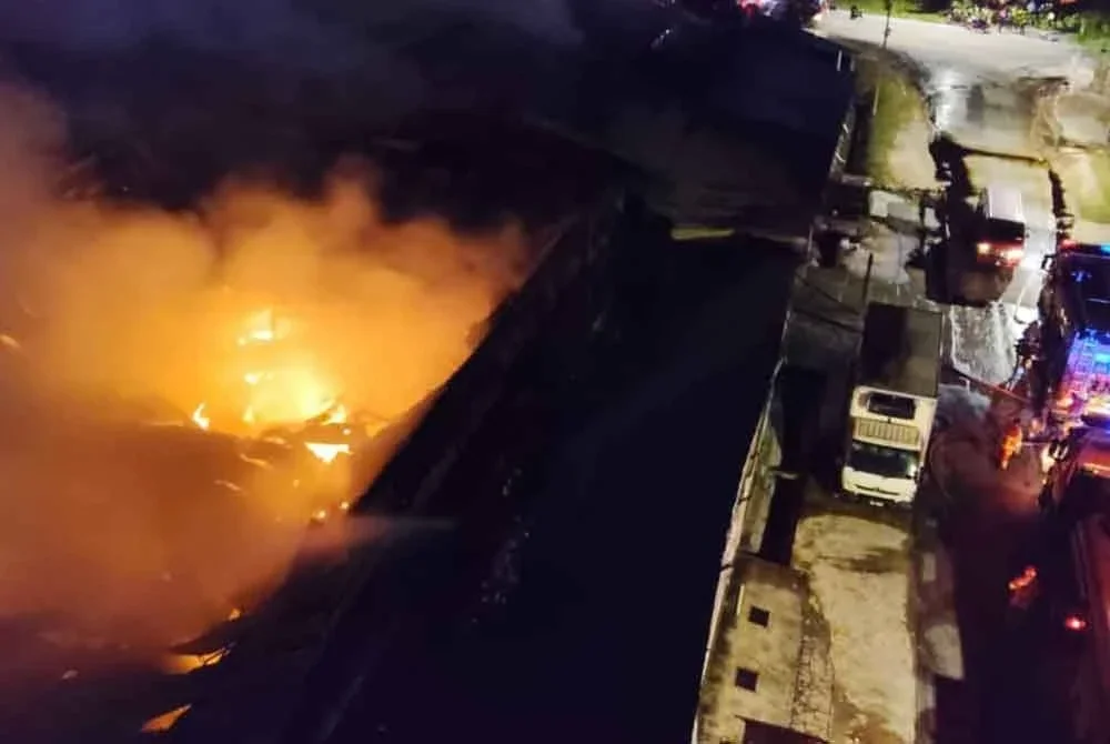 Sebanyak lapan jentera digerakkan bagi membantu memadamkan kebakaran di kilang aiskrim berkenaan. - Foto: ihsan Bomba Perak