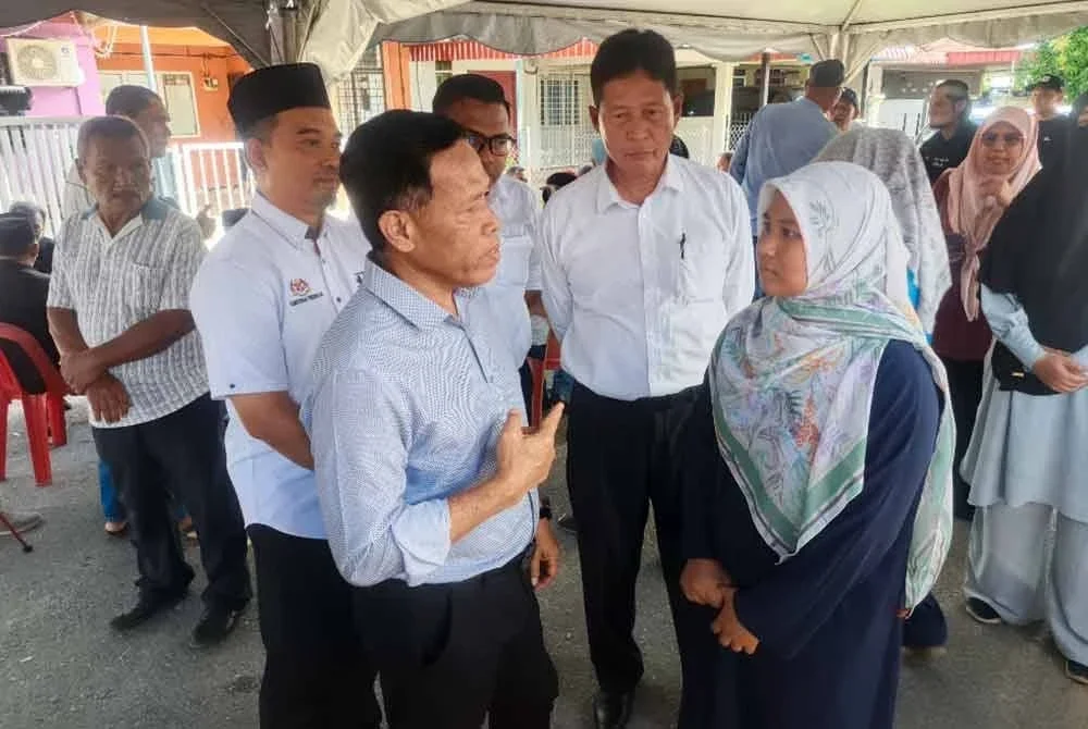 Abd Rahim (dua dari kiri) semasa menziarahi Putri Qisya di Jitra pada Rabu.