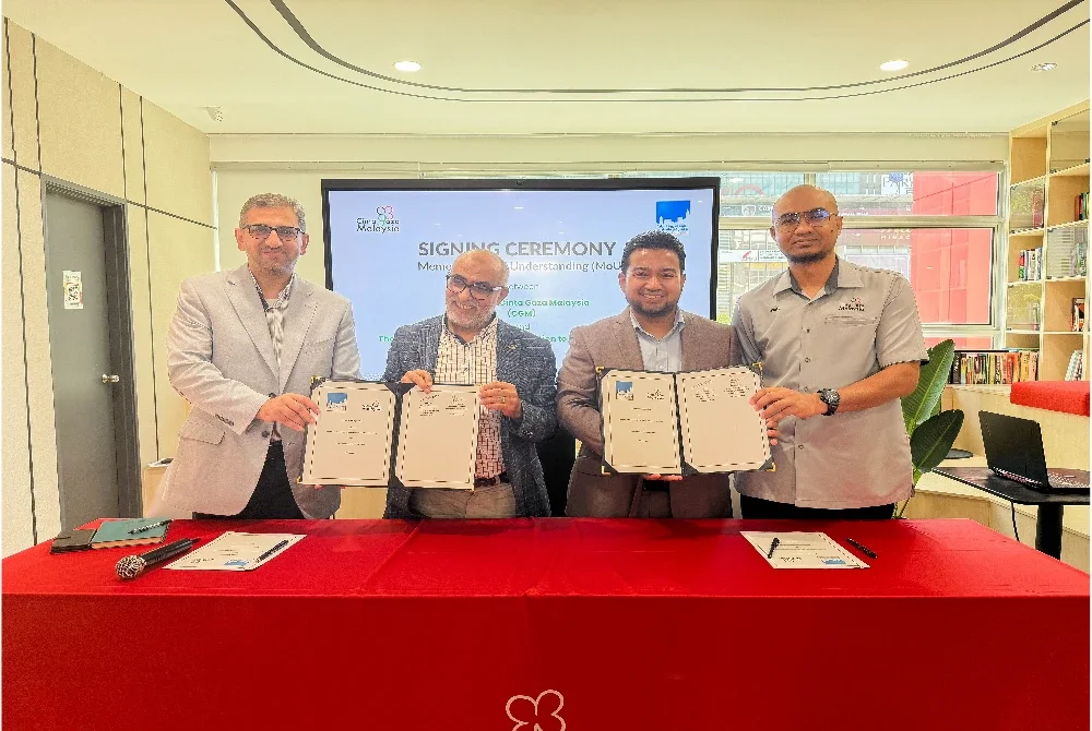 Muhammad Nadir Al-Nuri (dua dari kanan) dan Issa (dua dari kiri) menandatangani MoU bersejarah bagi memulakan kerjasama strategik membangunkan semula Gaza secara terancang dan mampan.