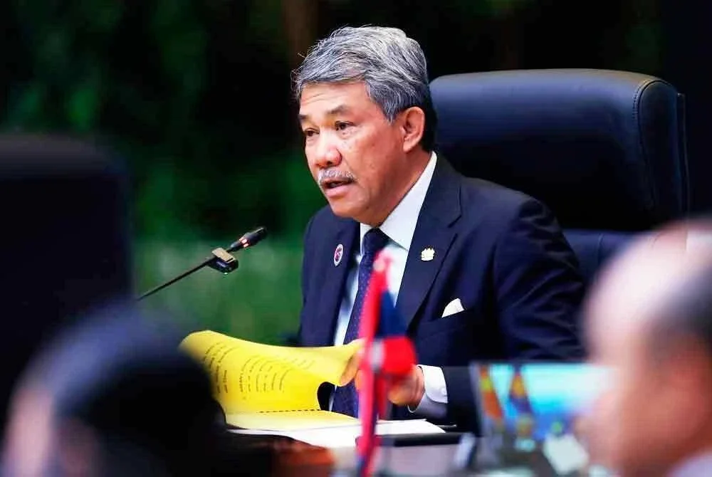 Mohamad ketika menyampaikan ucapan pembukaan Persidangan Pasca Menteri ASEAN bersama China sempena Mesyuarat Menteri-Menteri Luar ASEAN (AMM) ke-58 di Pusat Konvensyen Kuala Lumpur pada Khamis. Foto Bernama.