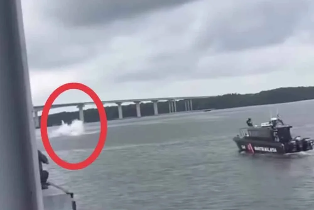 Sebuah helikopter jenis AS355N milik Polis Diraja Malaysia (PDRM) yang dinaiki lima kru termasuk juruterbang terbabit kemalangan berhampiran Sungai Pulai, Gelang Patah di Johor pada Khamis. 