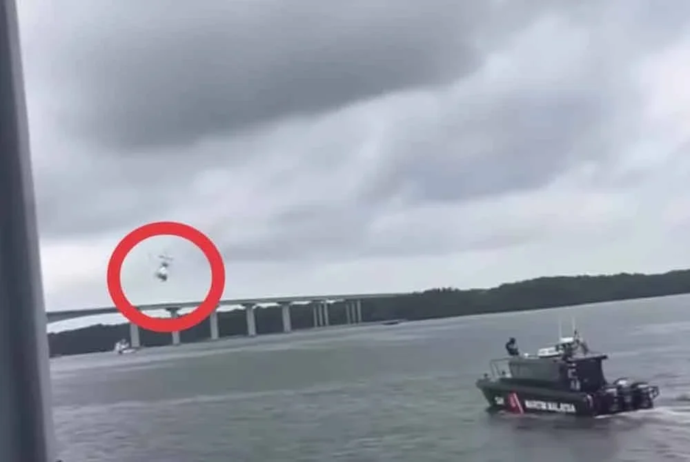 Sebuah helikopter jenis AS355N milik Polis Diraja Malaysia (PDRM) yang dinaiki lima kru termasuk juruterbang terbabit kemalangan berhampiran Sungai Pulai, Gelang Patah di Johor pada Khamis.