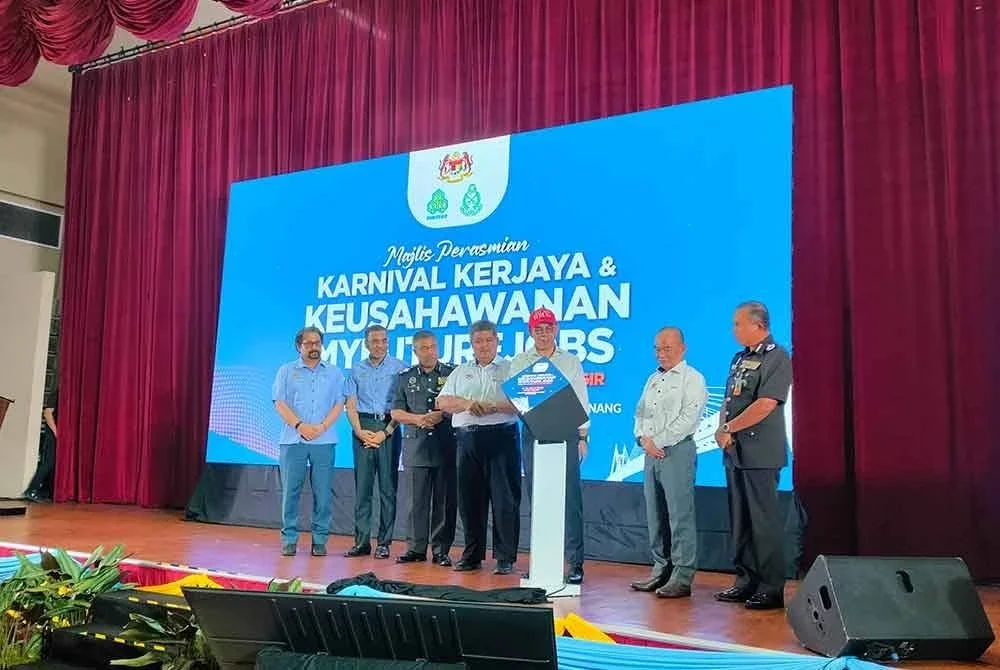 Steven Sim (tiga dari kanan) ketika melancarkan Karnival Kerjaya dan Keusahawanan MYFutureJobs di Kompleks Penjara Seberang Perai pada Khamis.