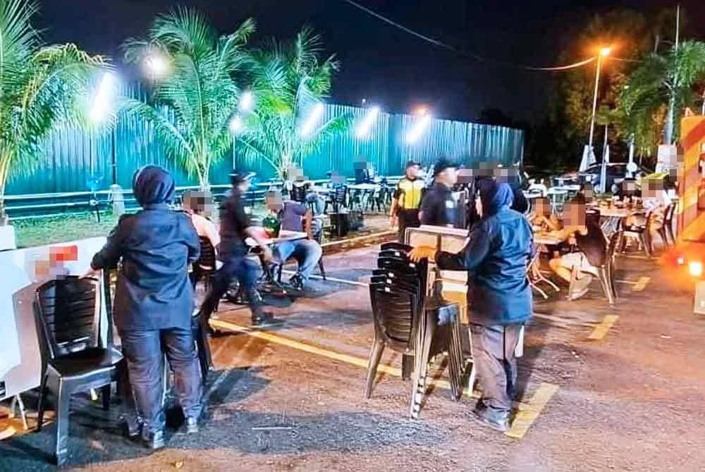 Penguatkuasa MBDK menyita kerusi dan meja milik dua restoran yang diletakkan di kawasan awam tanpa permit sah.