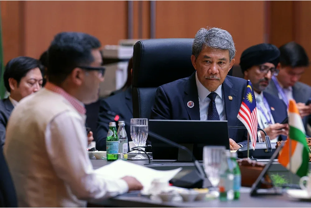 Mohamad ketika menghadiri Mesyuarat Pasca Persidangan Menteri-Menteri Luar ASEAN (PMC) bersama beberapa negara termasuk China, New Zealand, Australia dan Kanada, sempena Mesyuarat Menteri-Menteri Luar ASEAN (AMM) ke-58 dan mesyuarat berkaitan di Pusat Konvensyen Kuala Lumpur (KLCC) pada Khamis. Foto Bernama 