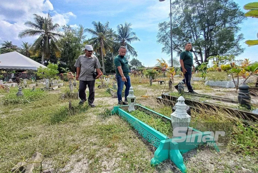 
Mansor (kiri) memaklumkan tanah jerlus di tanah perkuburan wakaf itu dikesan sejak 10 tahun lalu.