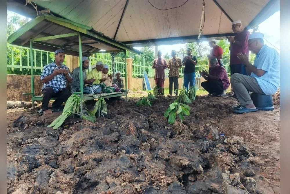 Ahli jawatankuasa Masjid A-Taqwa dan penduduk Kampung Bohor Karang menziarahi kubur enam beranak pada Khamis.