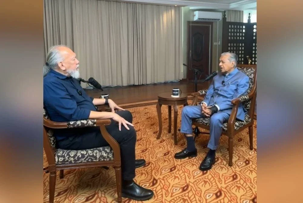 Tun M ketika siaran langsung Podcast Dr M sempena ulangtahun kelahiran ke 100 di laman sosial rasminya pada Khamis.