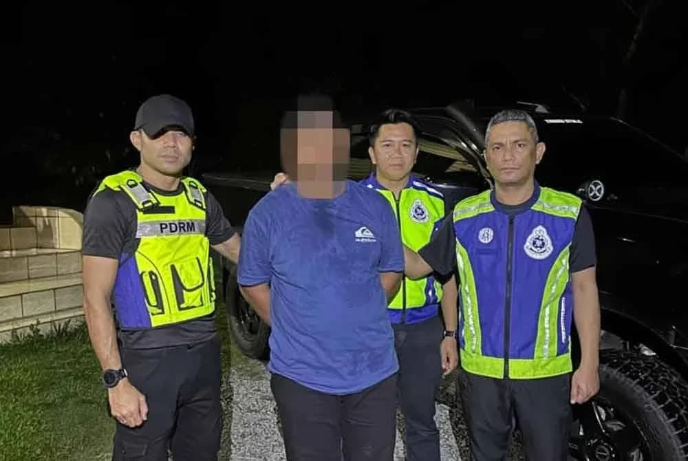 Tindakan seorang lelaki menunjukkan kemaluannya kepada seorang pelajar perempuan membawa padah apabila ditahan polis.