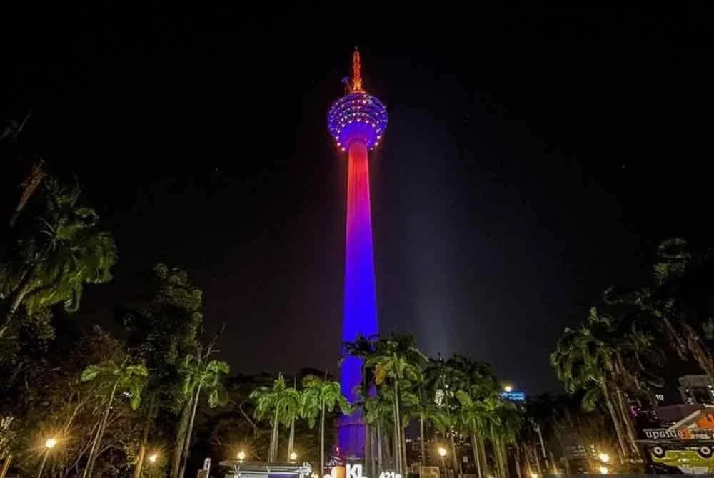 Menara KL bakal disinari dengan cahaya lampu berwarna biru pada 18 dan 19 Julai ini sebagai tanda sokongan kepada Sambutan Minggu Perpaduan Peringkat Kebangsaan 2025. - Gambar fail Bernama