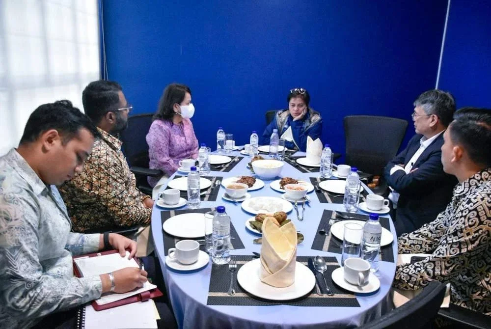 Azalina berbincang mengenai pelaksanaan kajian perbandingan awal yang turut disertai Rita Sarimah dan Jee Keen.