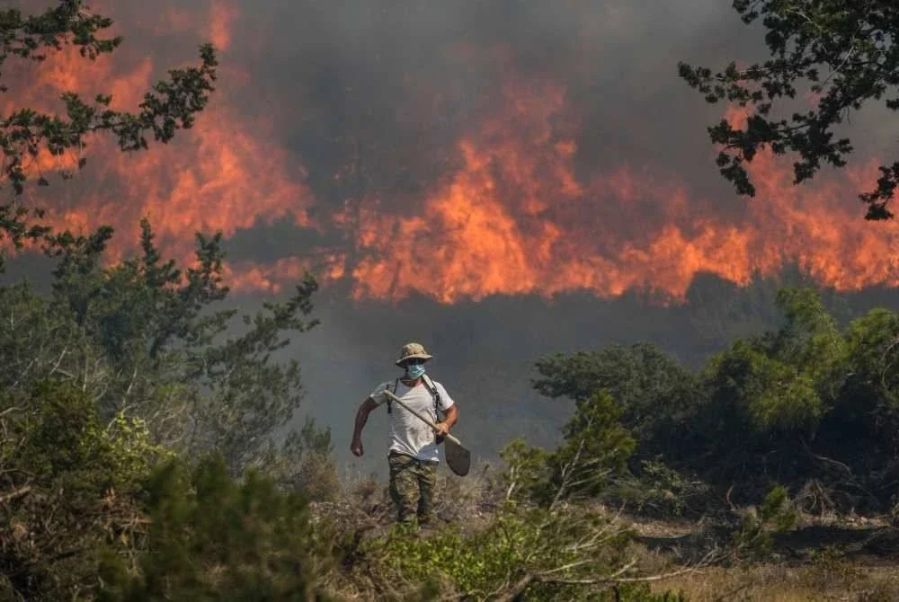 Greece berdepan lebih 55 kebakaran hutan dalam tempoh 24 jam, termasuk di Athens dan pulau Thasos. Foto AP