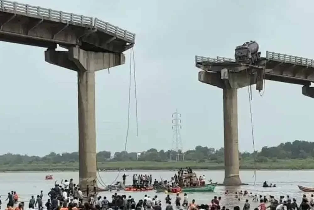 Beberapa kenderaan terjunam ke sungai ketika jambatan runtuh dan usaha SAR diteruskan sepanjang malam - Foto: Agensi